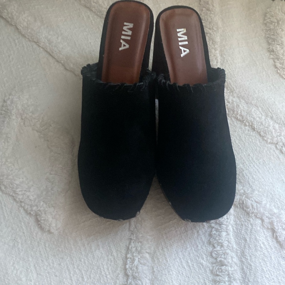MIA size 7.5 suede clogs